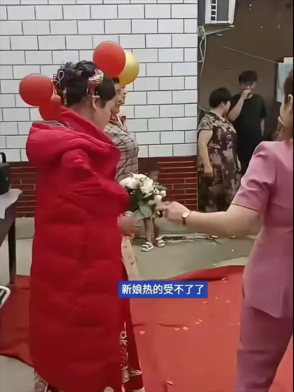 别人都在穿短袖,新娘居然穿大棉袄,这是什么结婚习俗么?