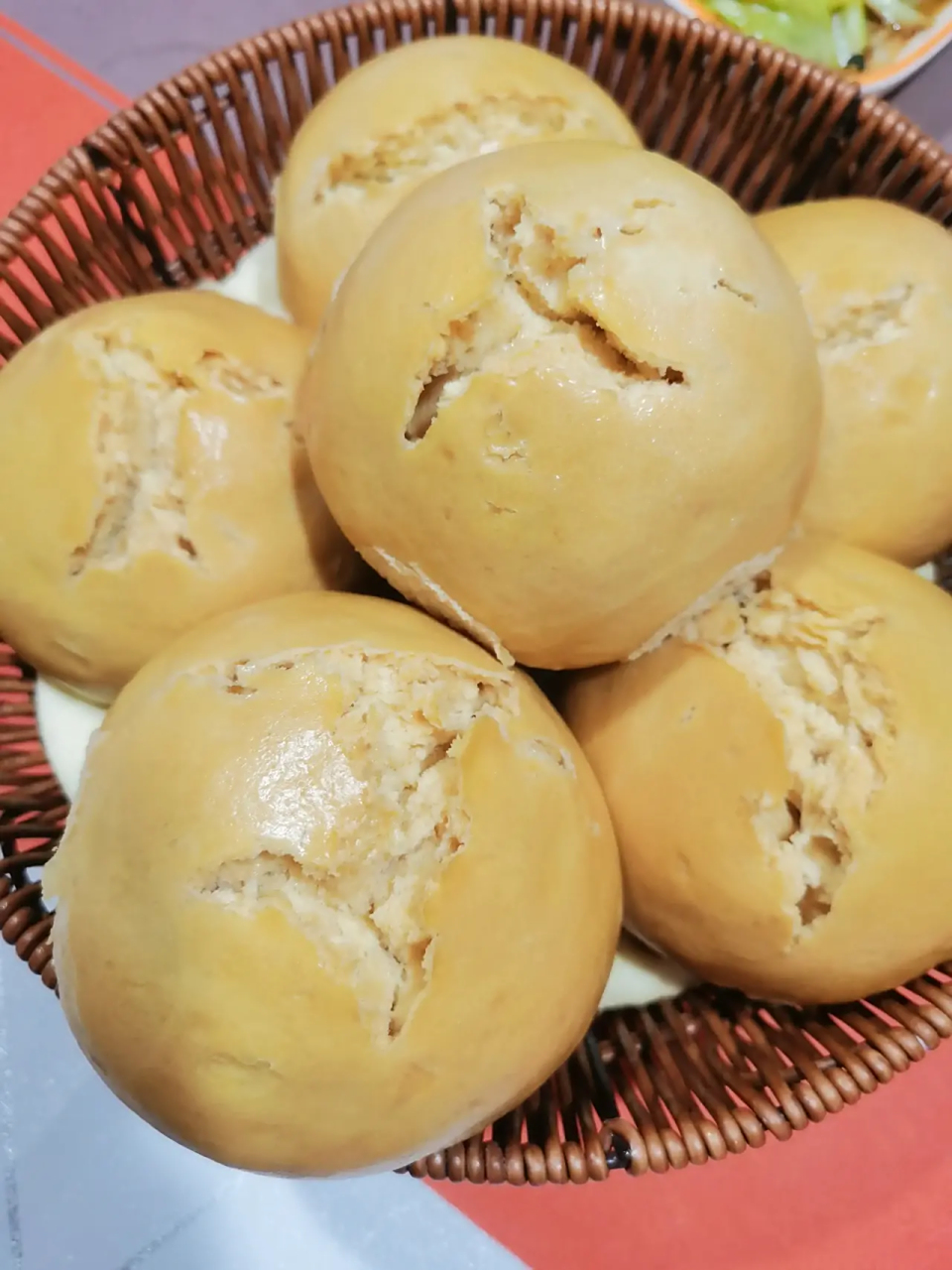 尝试着用老面蒸的馒头,也不知道放多少小苏打,老是觉得酸,放了好几次