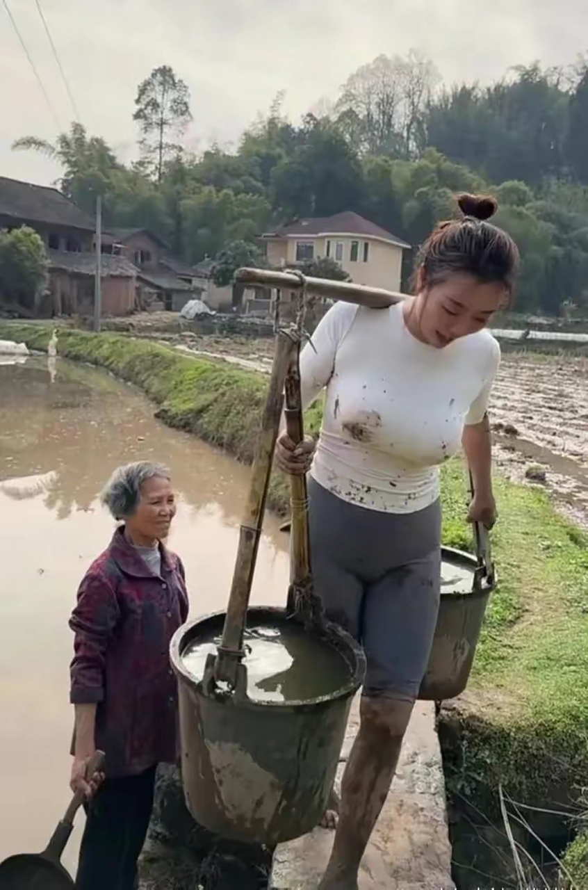 真正的农村妇女挑粪不会这样穿,百分之百显摆!