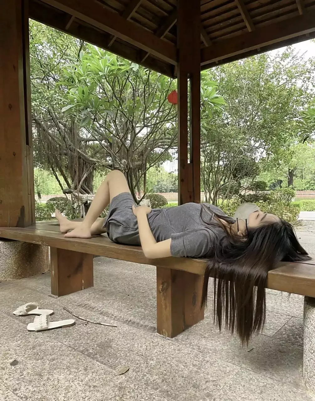 是不是和家里吵架了,无家可归了~ 躺在公园长椅上就睡着了,好可怜