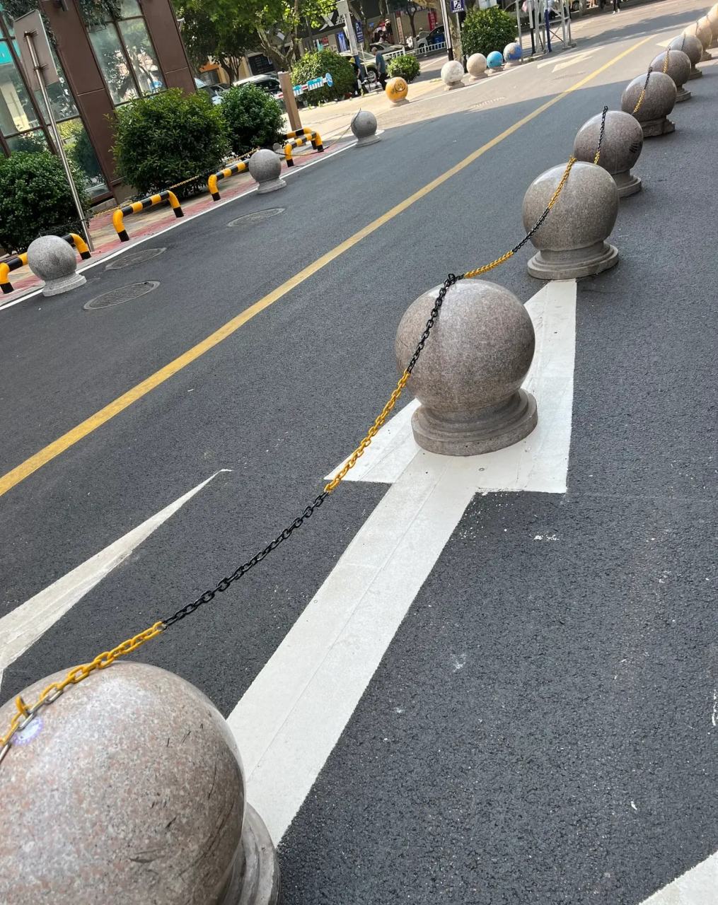 不知道谁发明的,把石头墩子这样连起来.