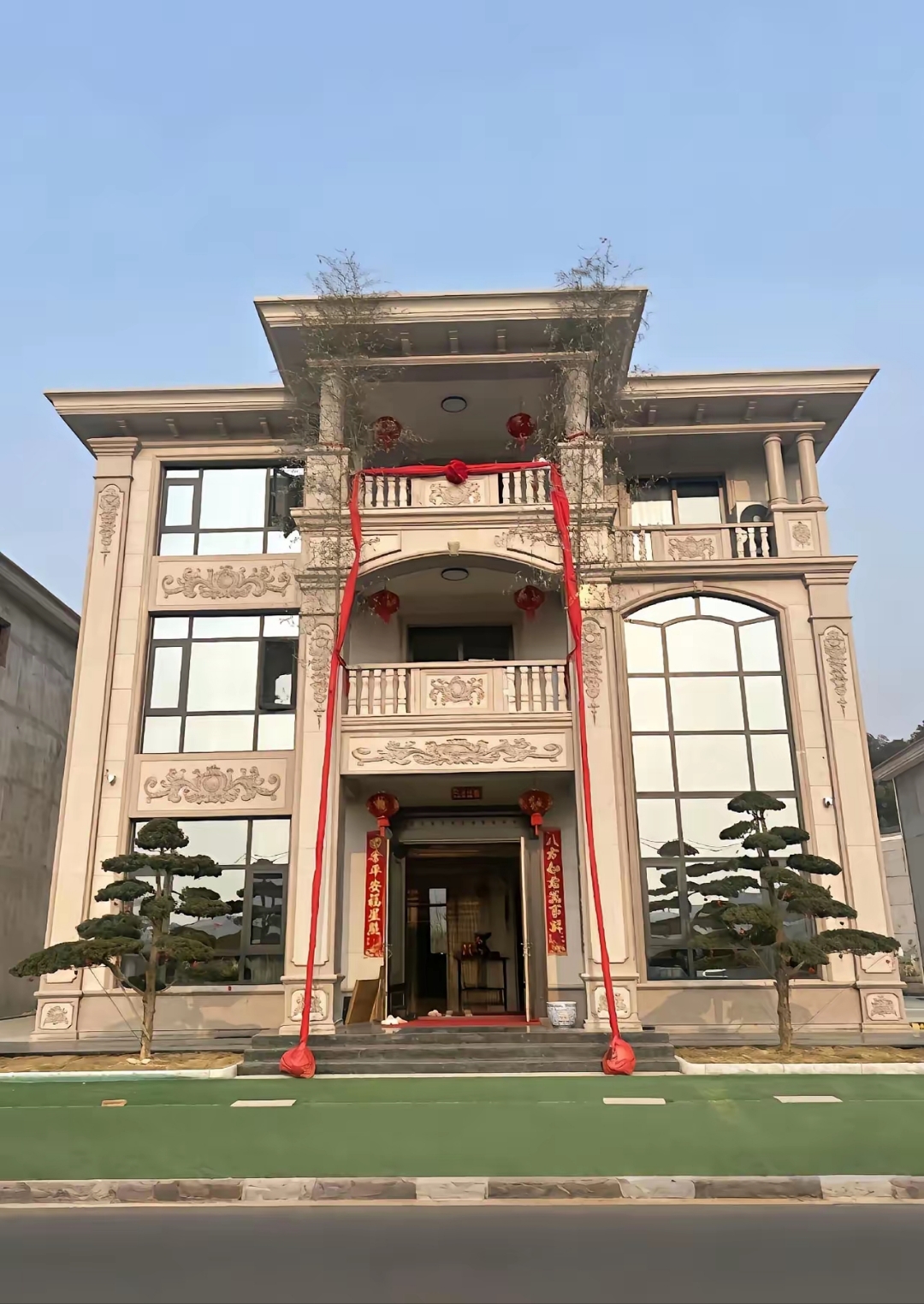 三十岁才建起这栋房子,让大家见笑了,我没有什么