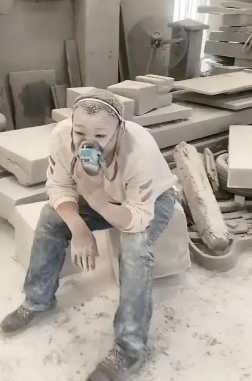 800元一天,一个月2.4w,一年28.8w,8年捞了200多w,大哥可以退休养老了!