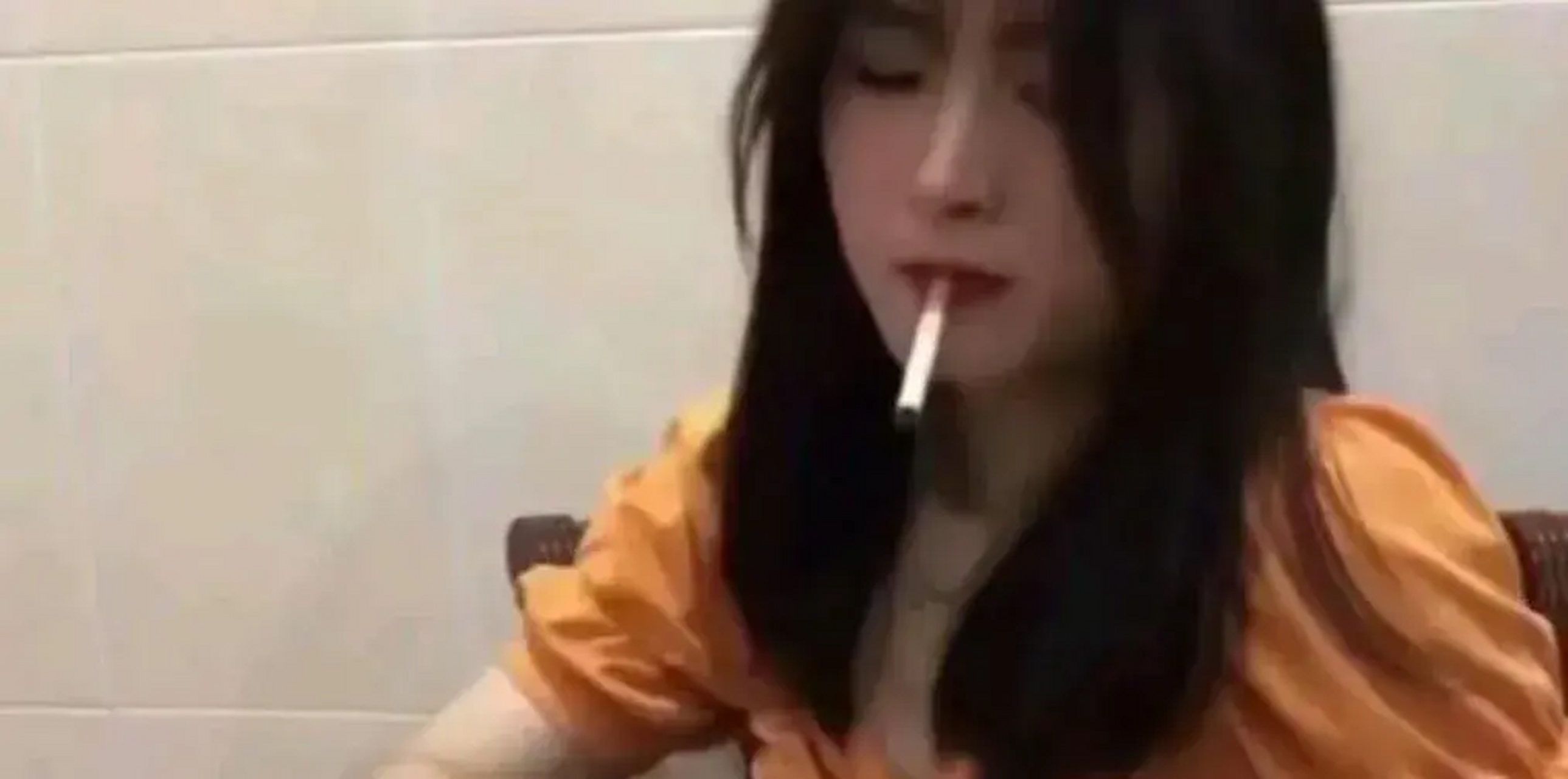 這女孩很豪爽,看她的姿勢就是大氣