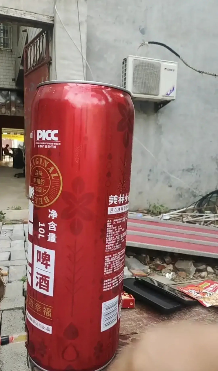 第一次见这么大容量的啤酒,一瓶就足足有10升,这一瓶估计可以撩倒好多