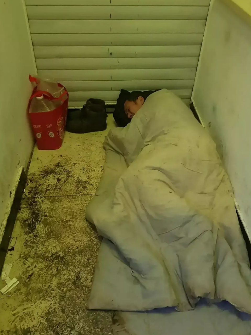 一名男子在大年初二无家可归,只能睡在银行atm机入