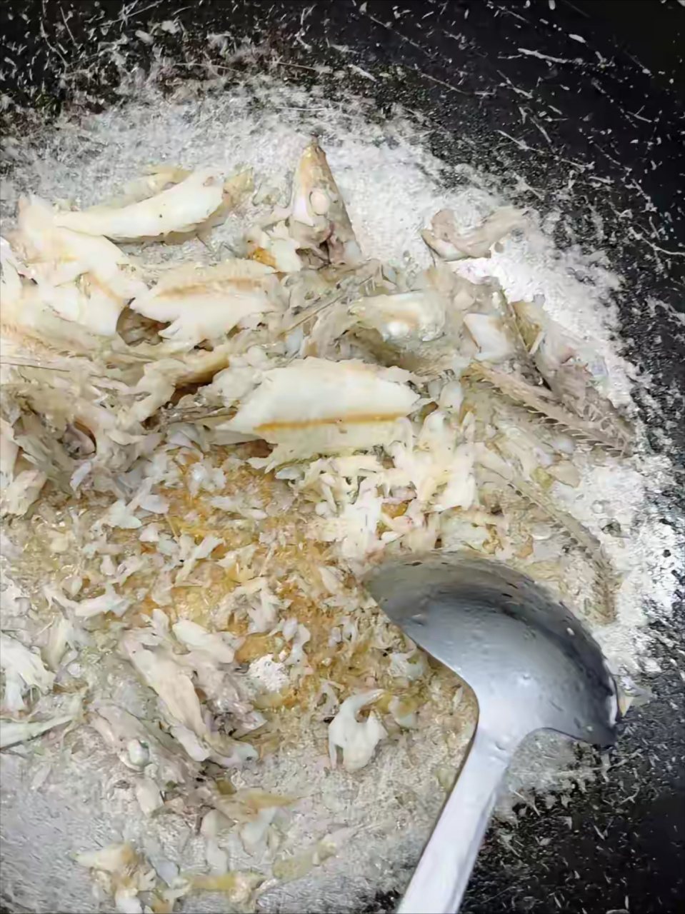 这么好的小黄鱼就被我煎没了,全粘在锅上了.我的自信心也很受挫啊.