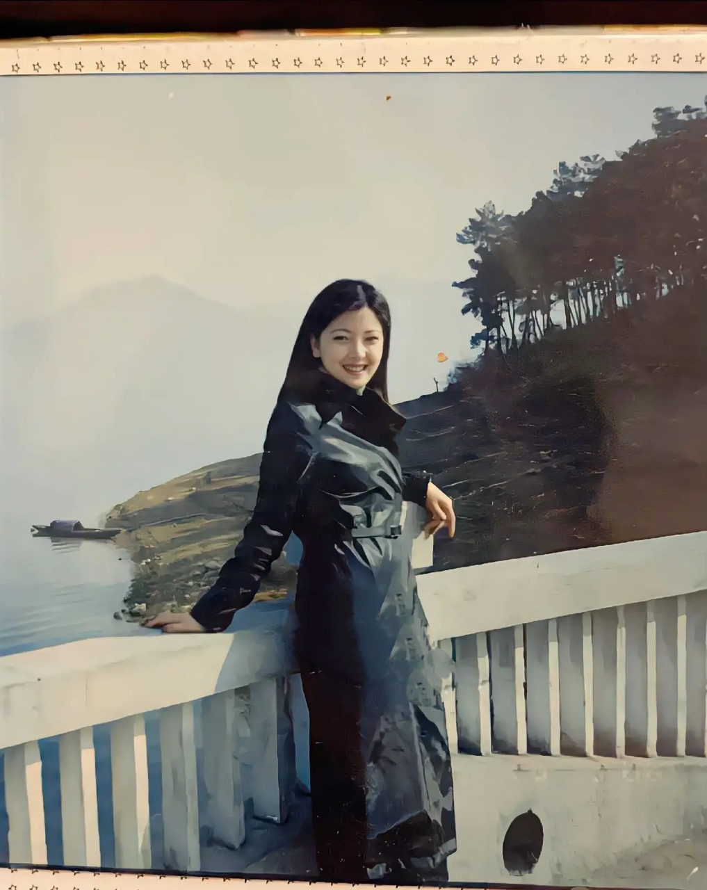 小姨在90年代拍摄的照片,小姨看上去颜值颇高,而且穿搭风格很有港风的