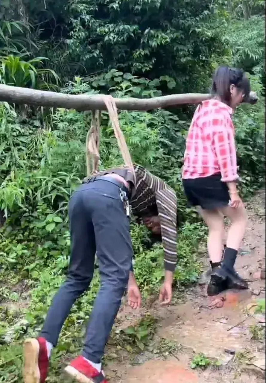 老公喝醉酒,老婆跟妹妹两个人抬回家!