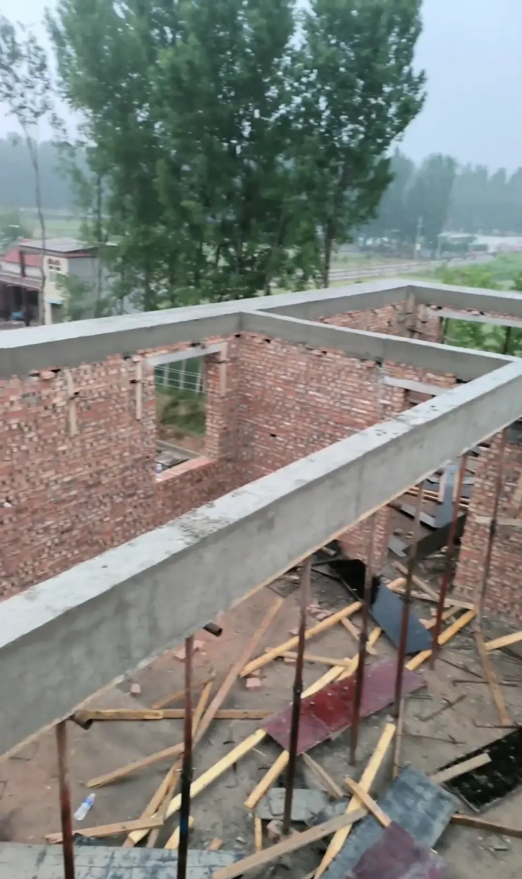 农村自建房,胆真肥,这样的梁跨度太大了,房主真不怕危险