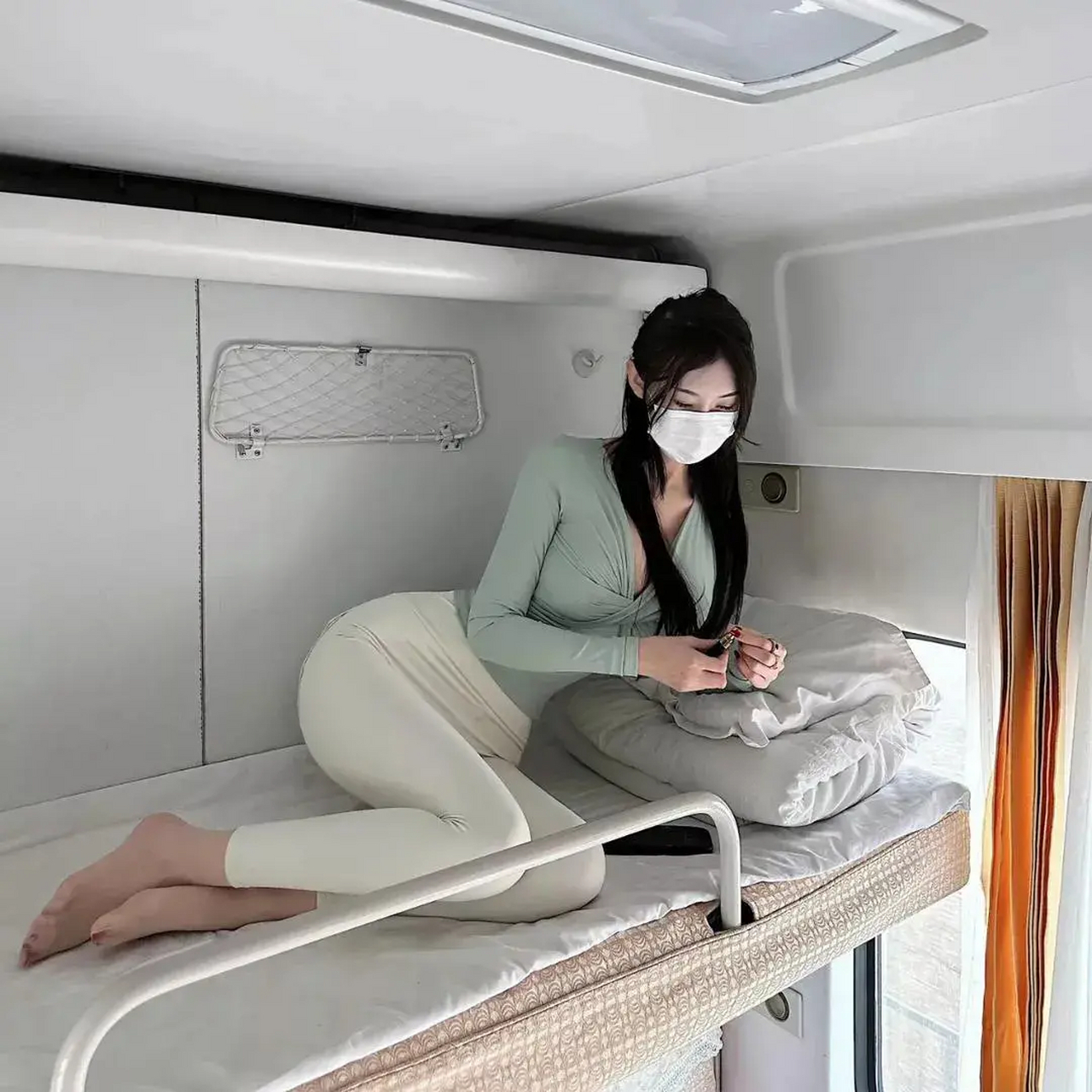 今天坐火车遇到一个美女,要怎么搭讪呢?