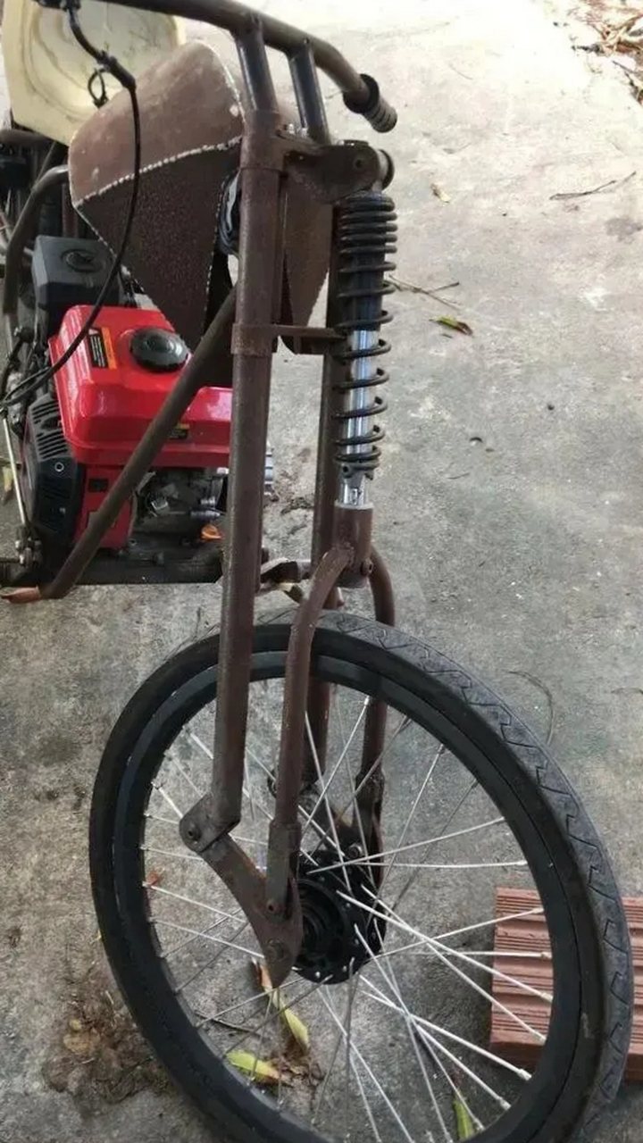 这辆手工打造的摩托车看着不错,前减震器很有特色