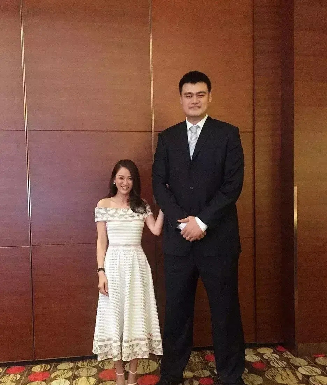 不要问我姚明有多高,自己看图吧!