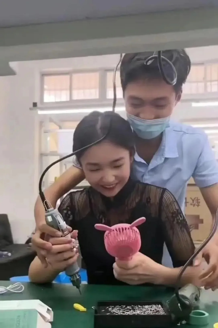 组长太热情了,手把手的教新员工.