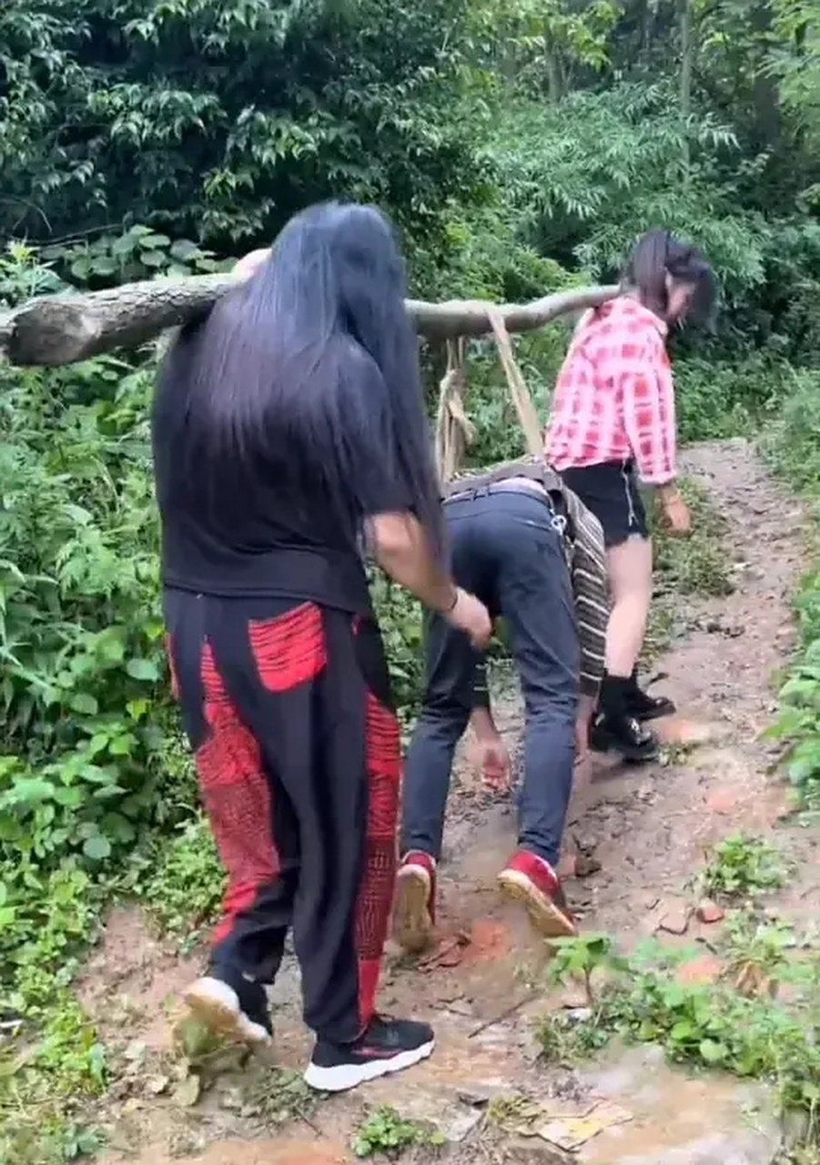 老公喝醉酒,老婆跟妹妹两个人抬回家!