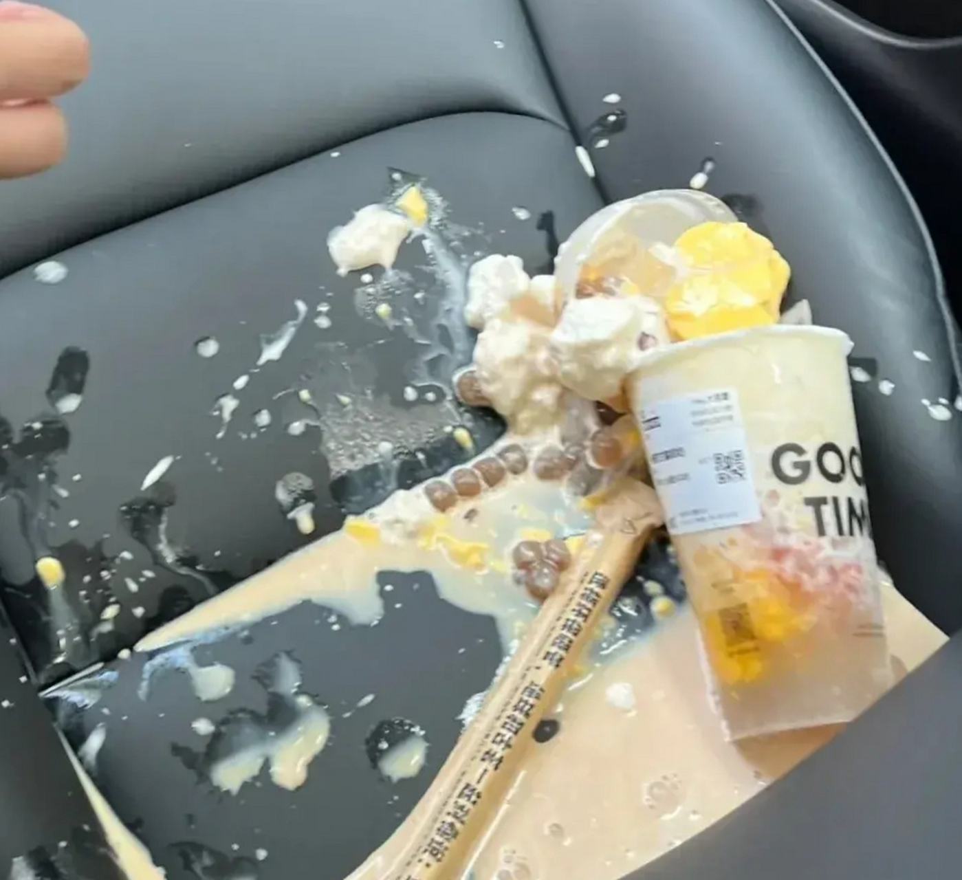 大半年才喝一次奶茶,结果打翻在车上,这个好清理吗?