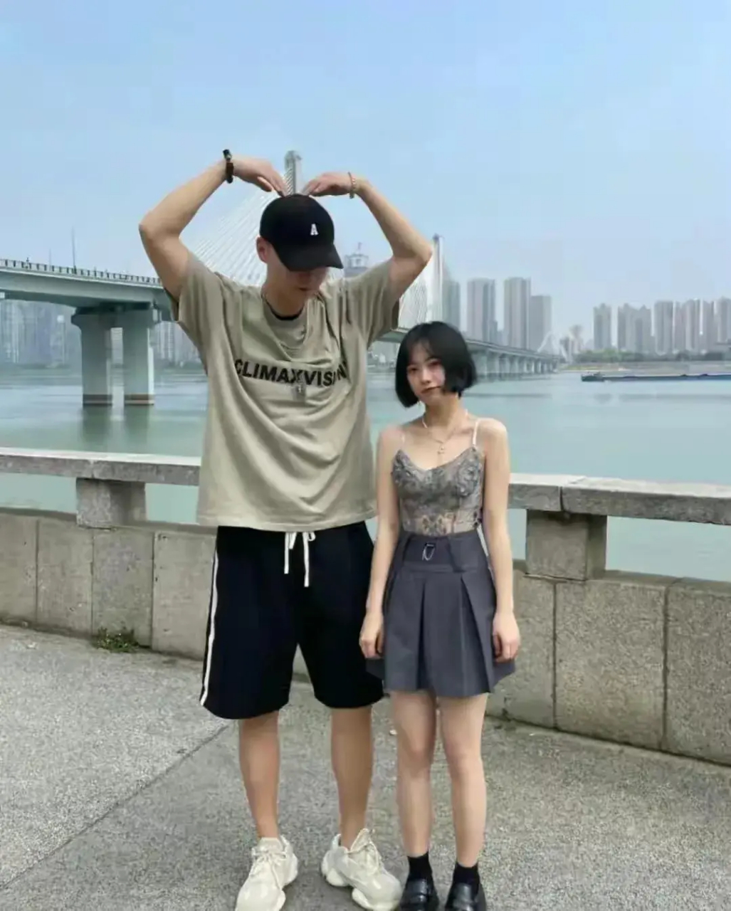 这对情侣的身高差距也太大了,真羡慕这样的爱情