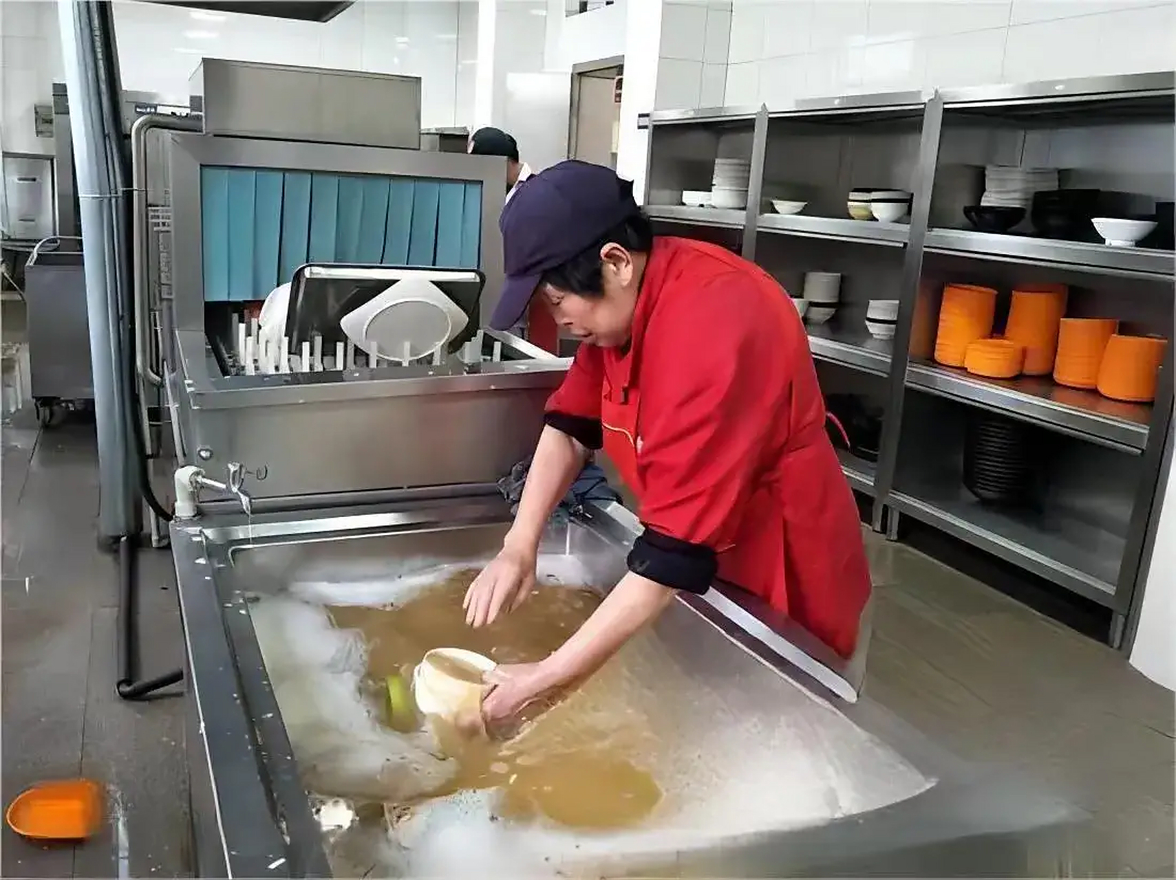 有个洗碗工人辞职了, 在离开之前他说了一句话:"没有我,这家店就会