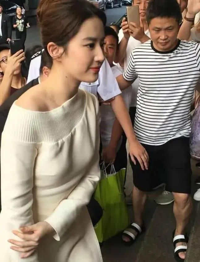 路人的第一视角拍到大明星,成熟的韵味,挂着笑容的脸上多了一份成熟