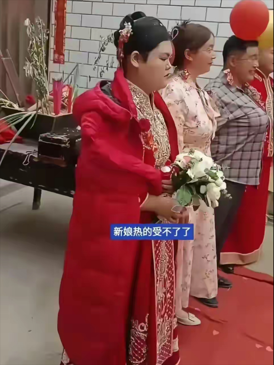 别人都在穿短袖,新娘居然穿大棉袄,这是什么结婚习俗么?