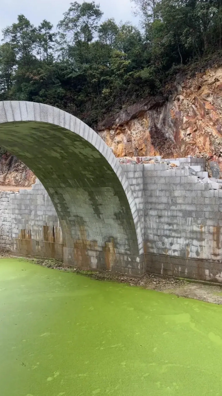 劳动人民的智慧,这样的拱桥感觉比钢铁水泥坚固,现在这手艺人怕是不好