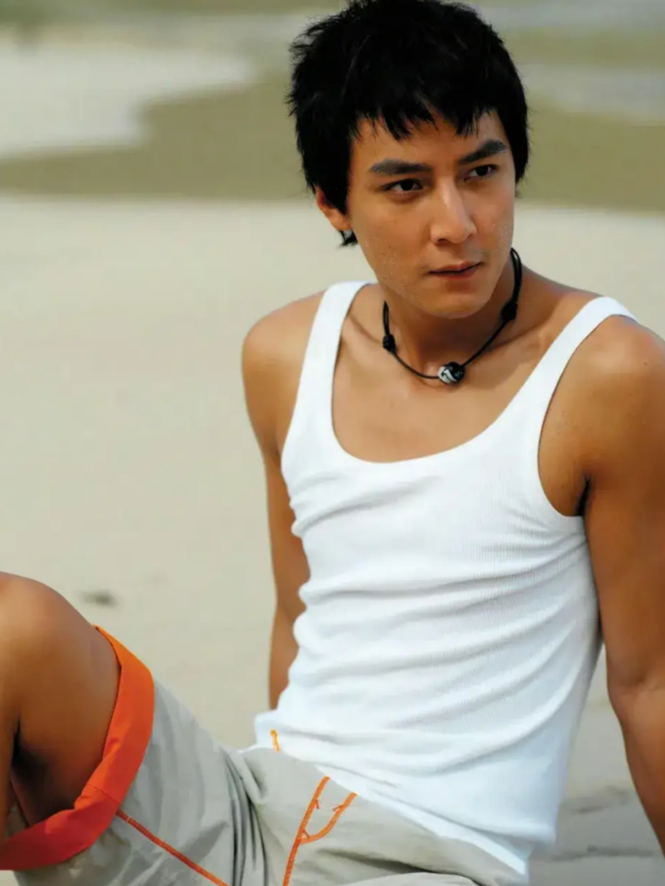 48岁吴彦祖近照,曾经的大帅哥现在已然是个中年大叔,岁月呐.