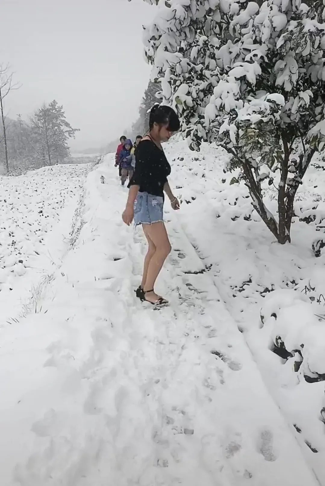 她在冰天雪地里显得特别享受,这冰雪美景一年只见得 雪地光脚雪地赤脚