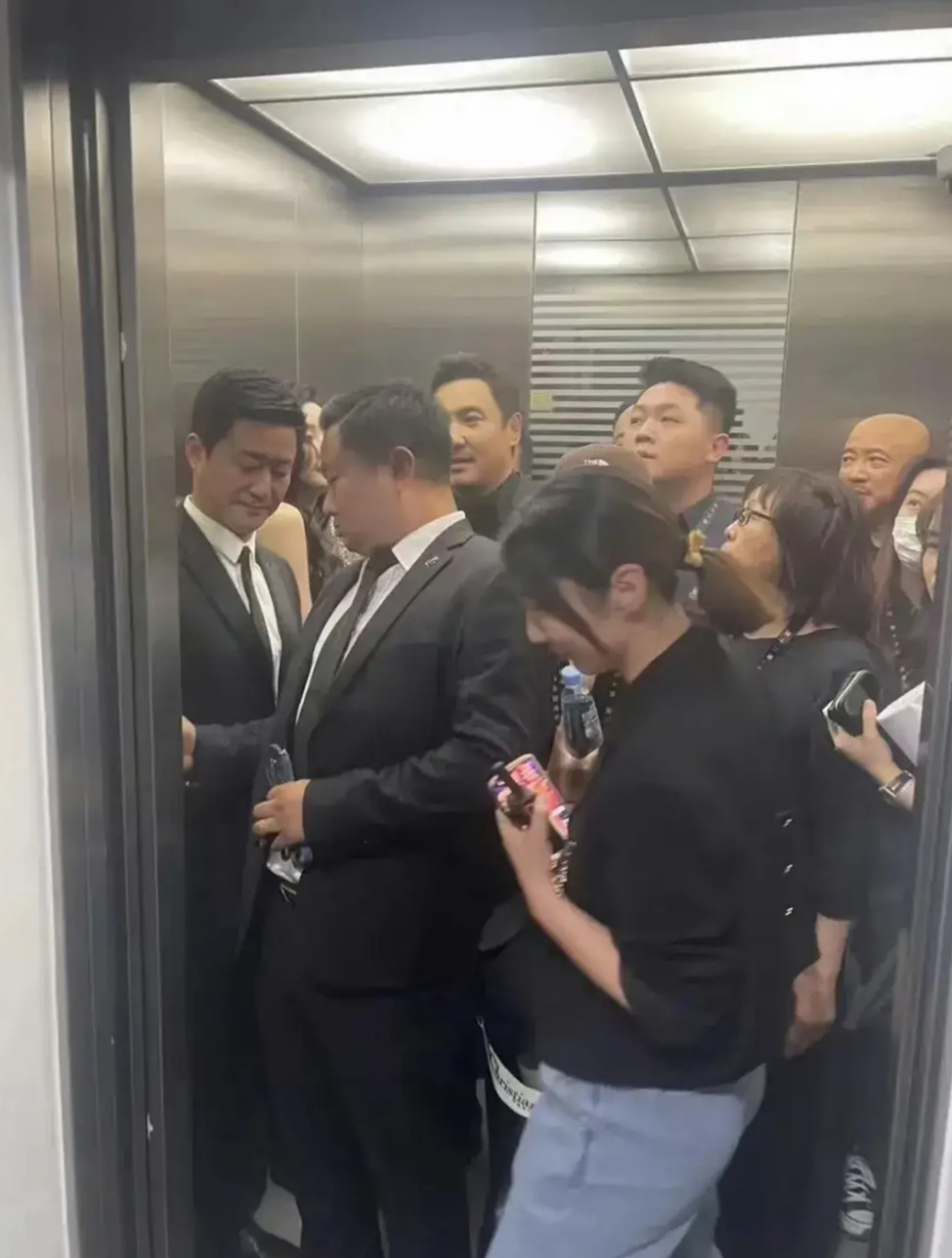 第一次看到这么多明星挤电梯,有种赶去上班或下班的赶脚!