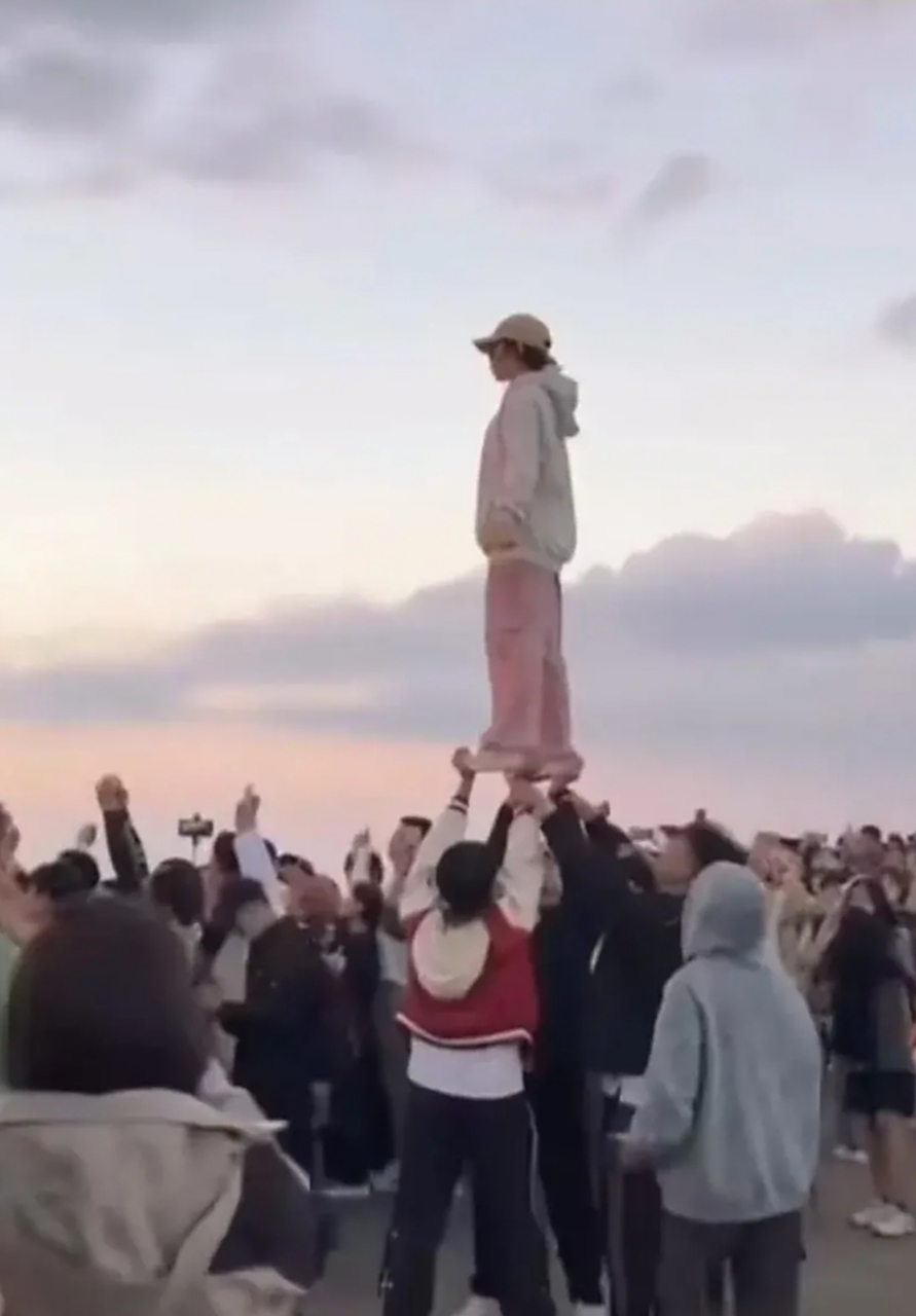 三个男孩托举女孩让她拍日出,结果女孩成了最美的风景线