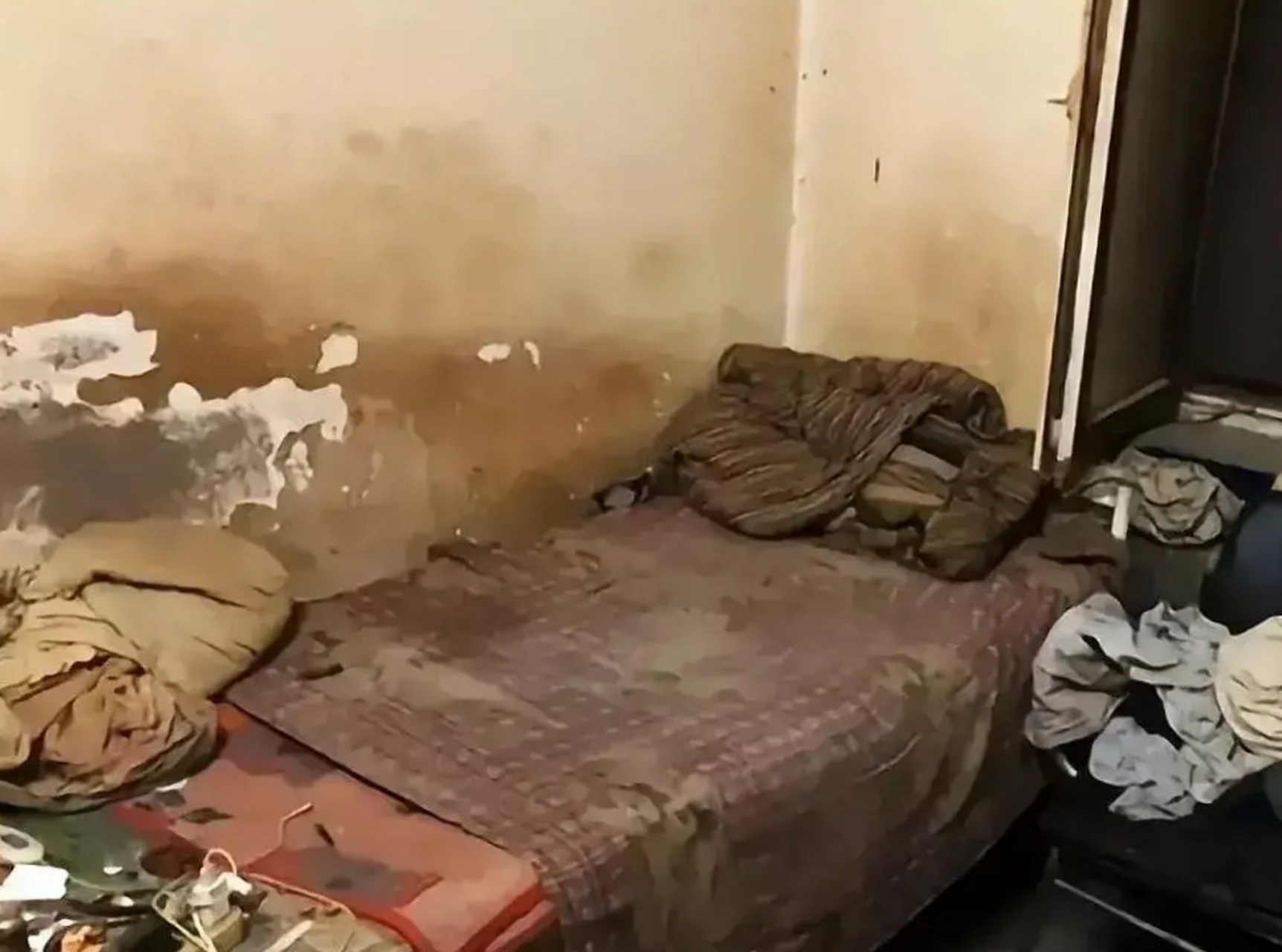 把床睡成这么脏的人,也不知道他每次出门,是什么形象?