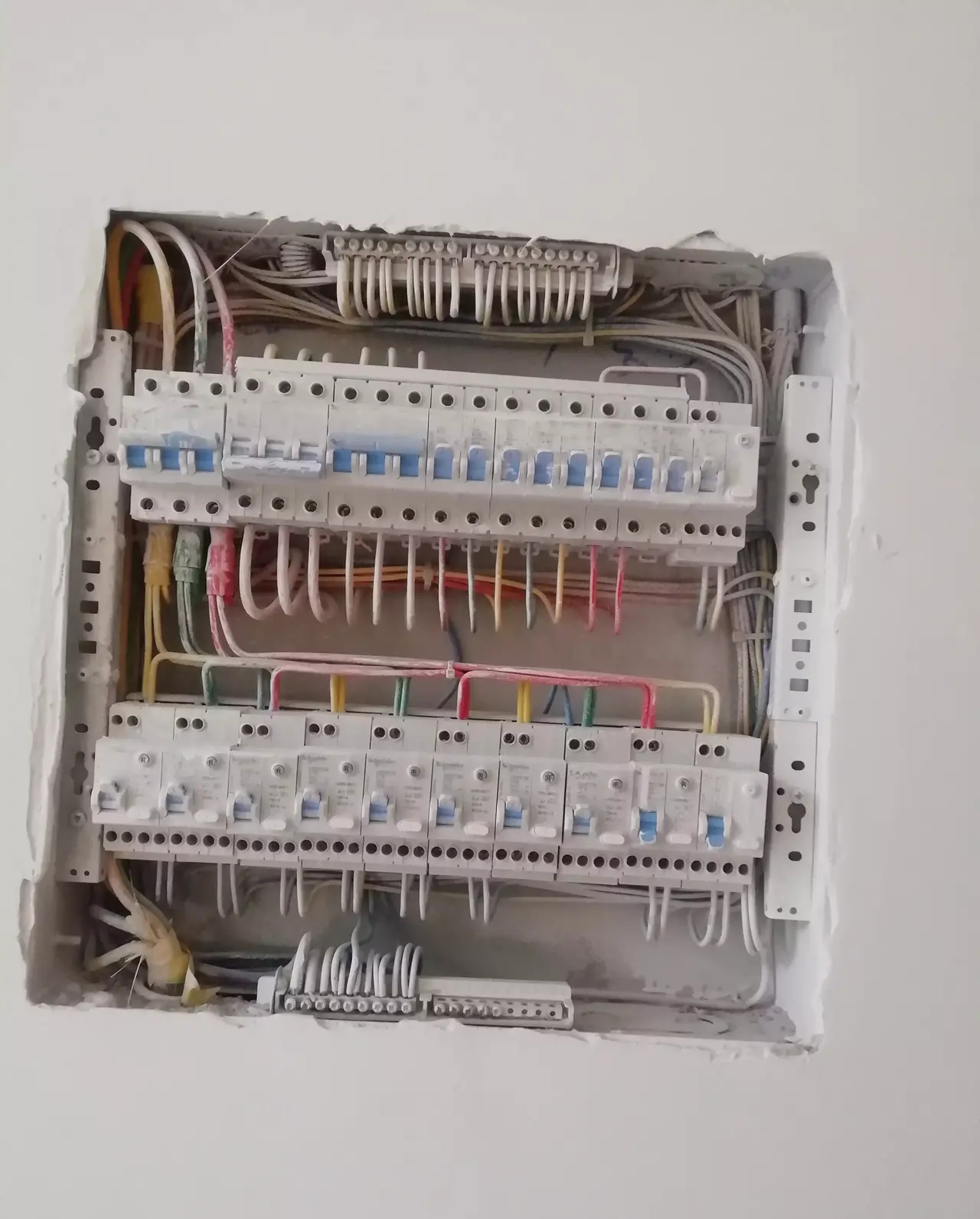 四百块一天请的电工,电箱也就盘成这样子而已