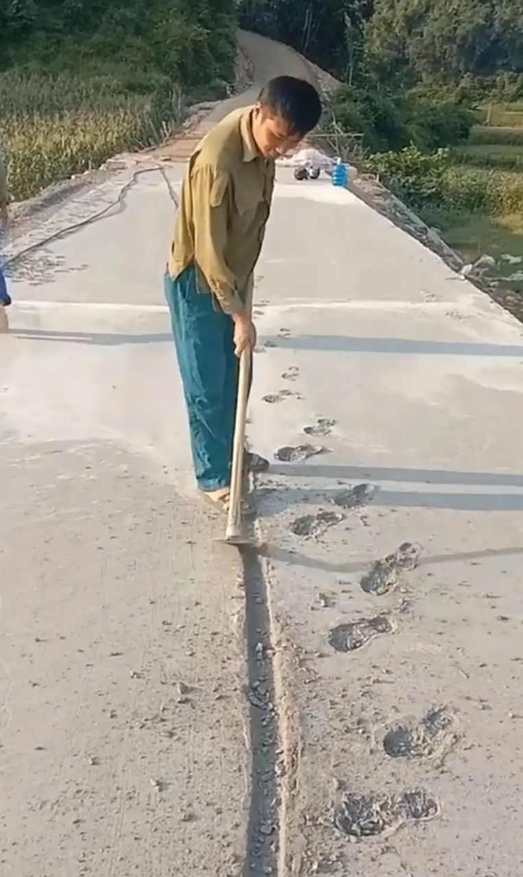 村里修路,村民早上起来后发路成这样了,好好的路白整了,也不知道还能