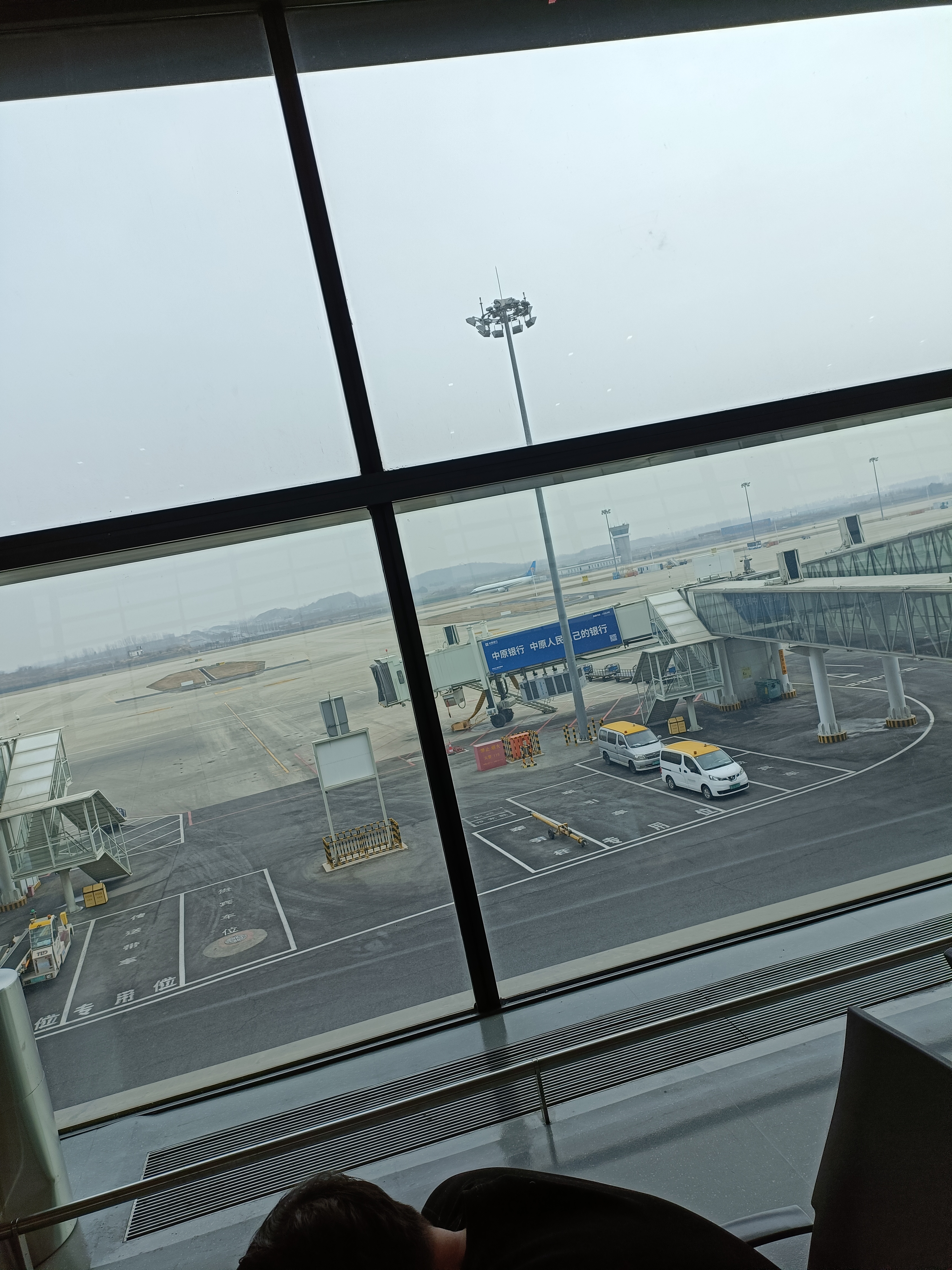 发车了发车了,赶快上飞机了!差点儿就要赶不上车了!