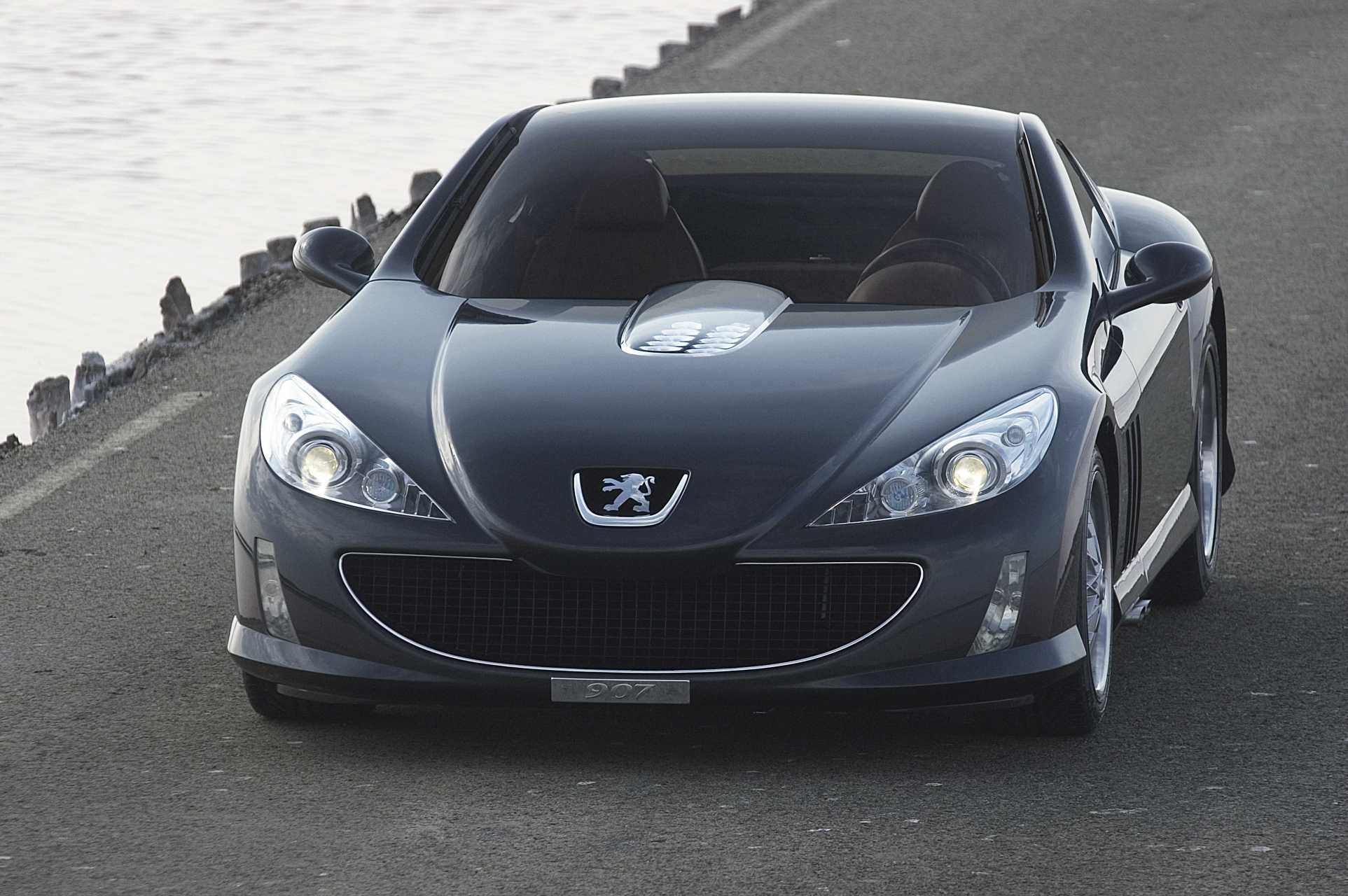 2004标致907概念车,有望成为标致的slr的前中置v12超级gt,但从未量产.