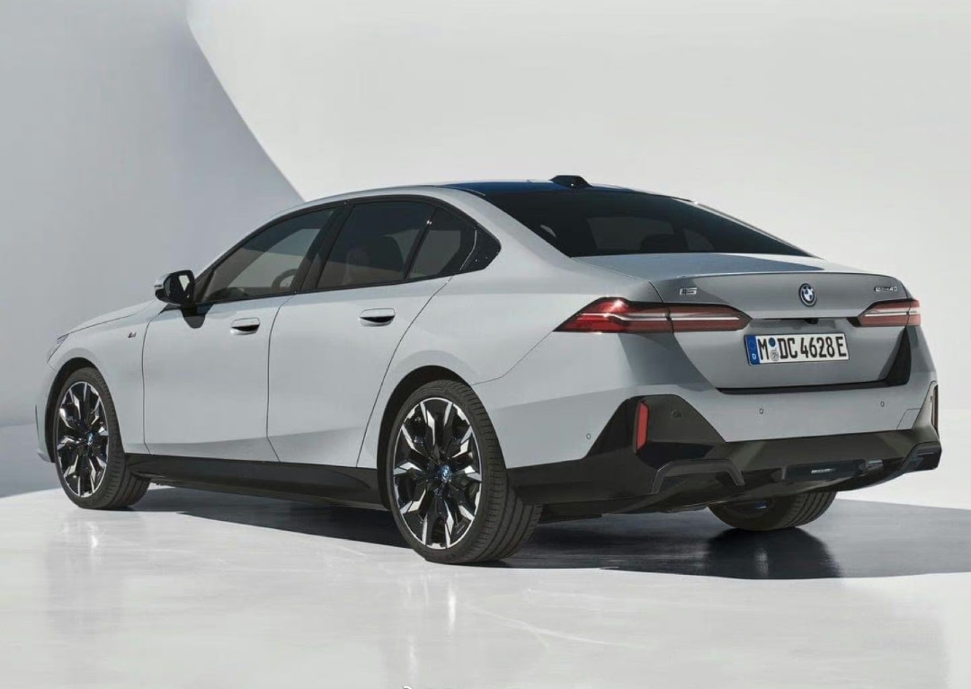 地球上最受关注的两款行政级轿车 车尾大比拼040404 优雅拖尾