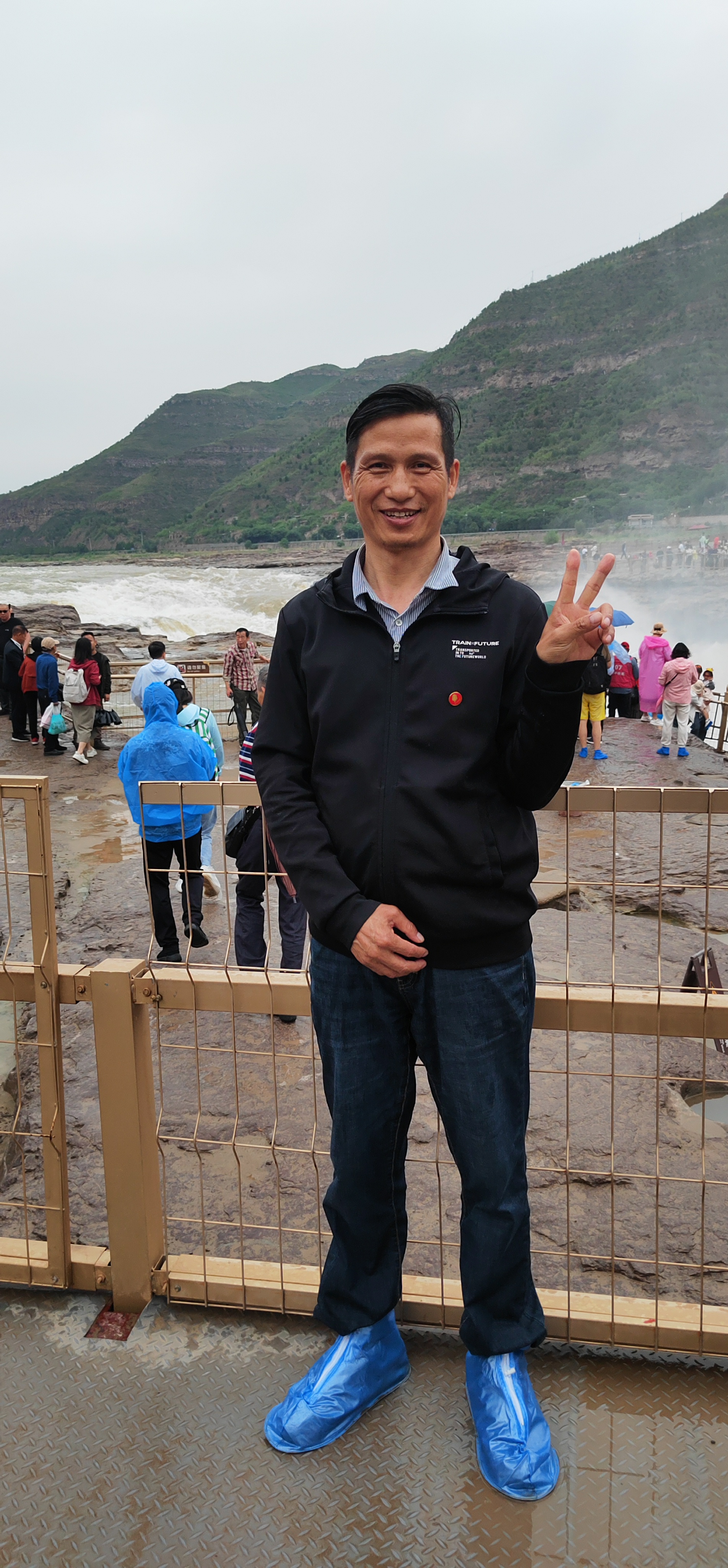 水花飞溅千重浪, 水雾弥漫万里空. 惊涛拍岸声威壮, 浊浪排空气势雄