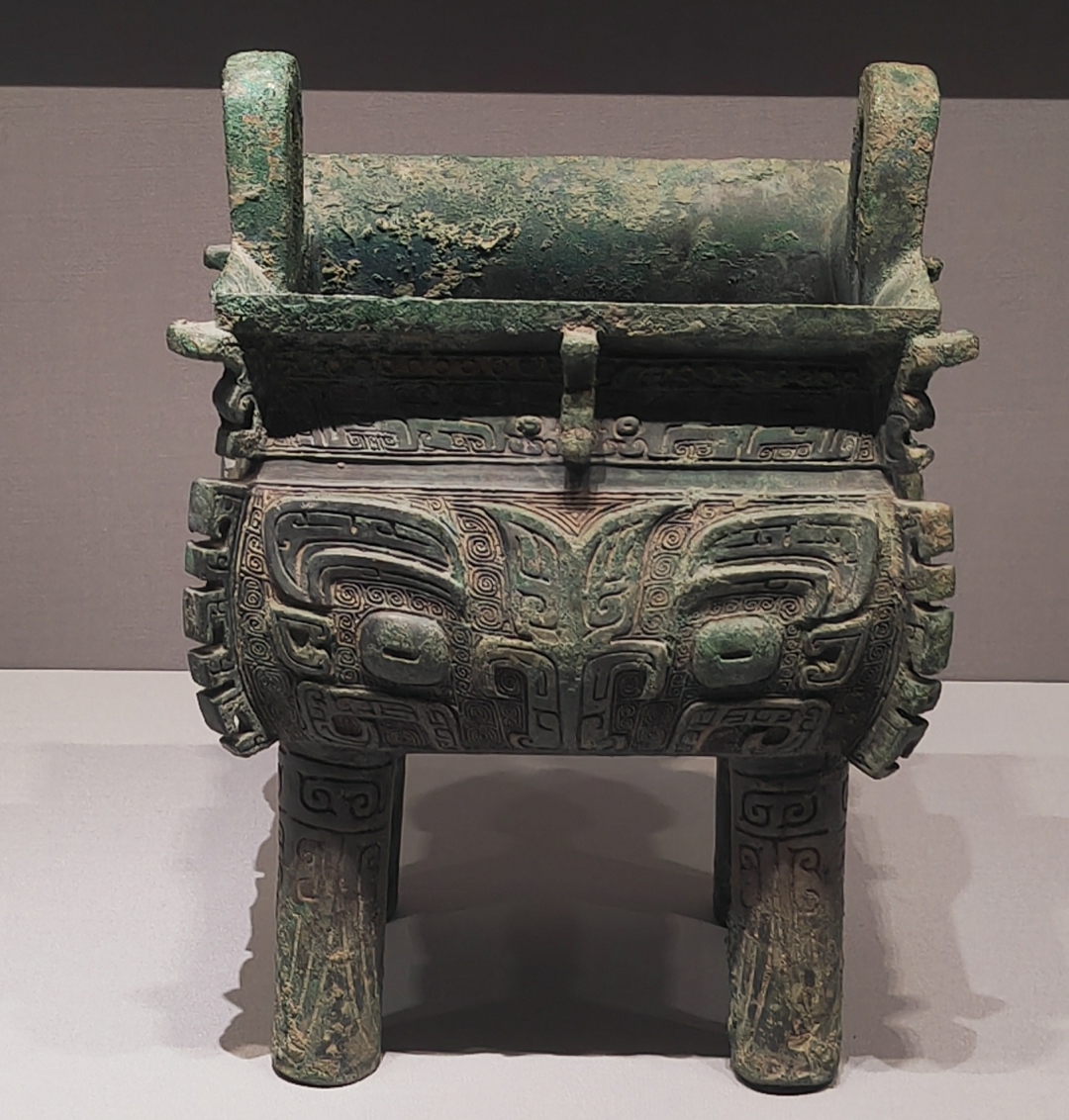 青铜器"三层花"是一种依据纹饰层数进行的简单命名方式,其中的"三层"