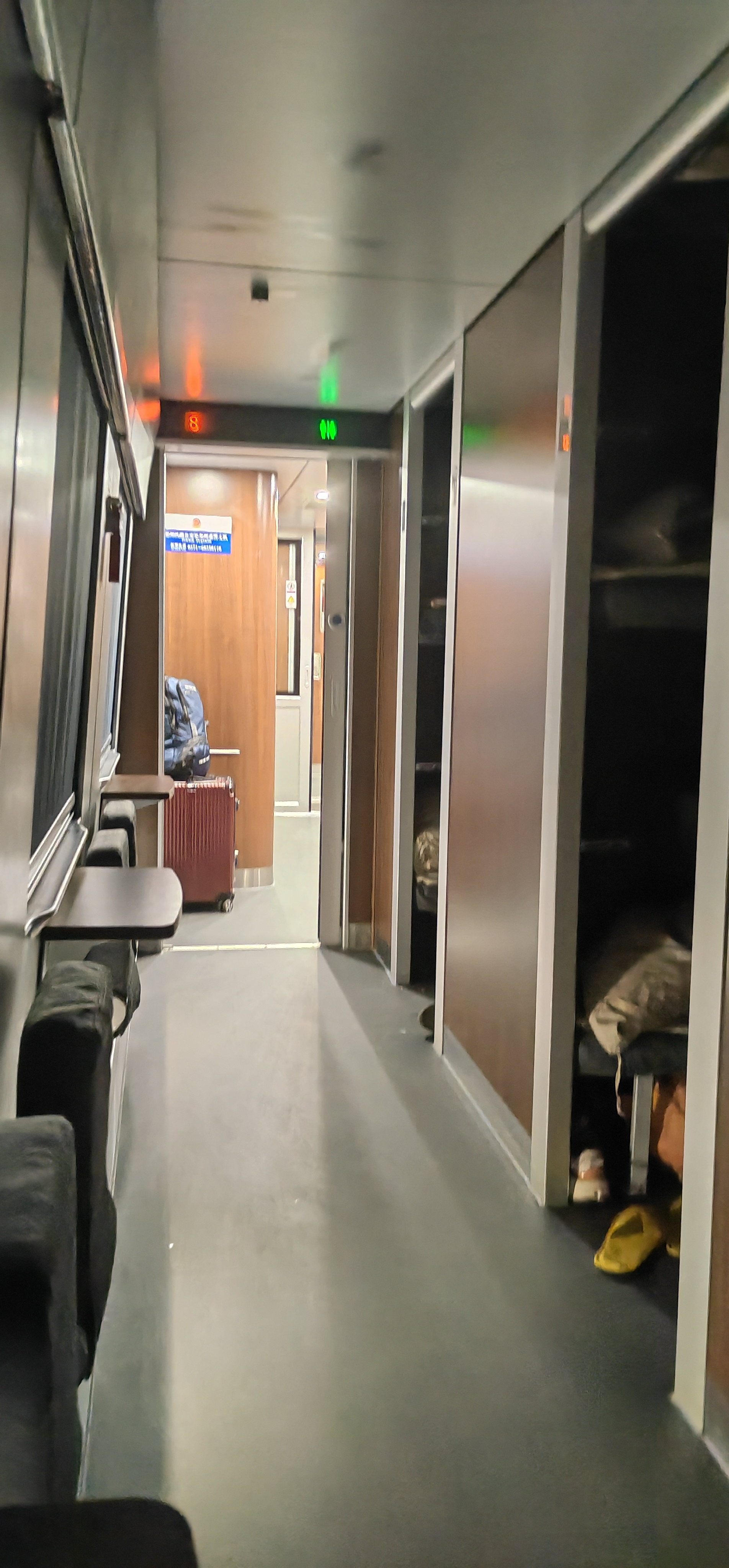 清晨,温暖的阳光透过窗帘的缝隙,如金色的纱幔般洒落