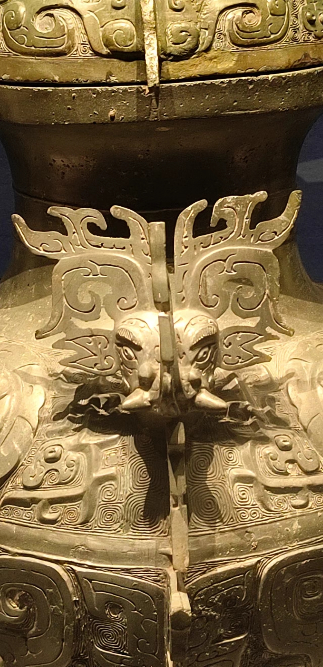 青铜器"三层花"是一种依据纹饰层数进行的简单命名方式,其中的"三层"