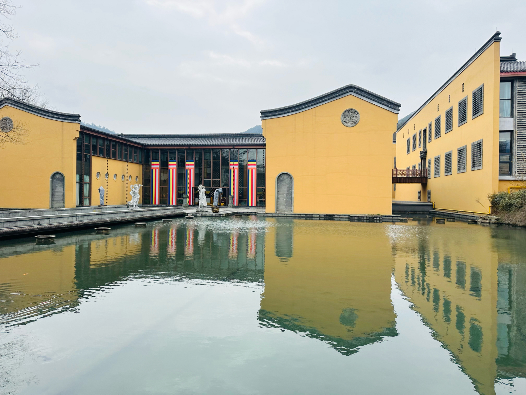 杭州佛学院2024年春季开学典礼暨2023届毕业典礼在杭州佛学院法堂隆重