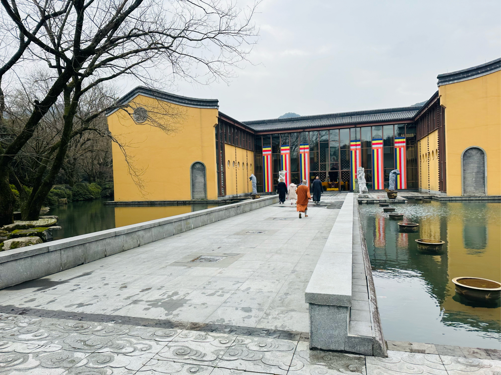 杭州佛学院2024年春季开学典礼暨2023届毕业典礼在杭州佛学院法堂隆重