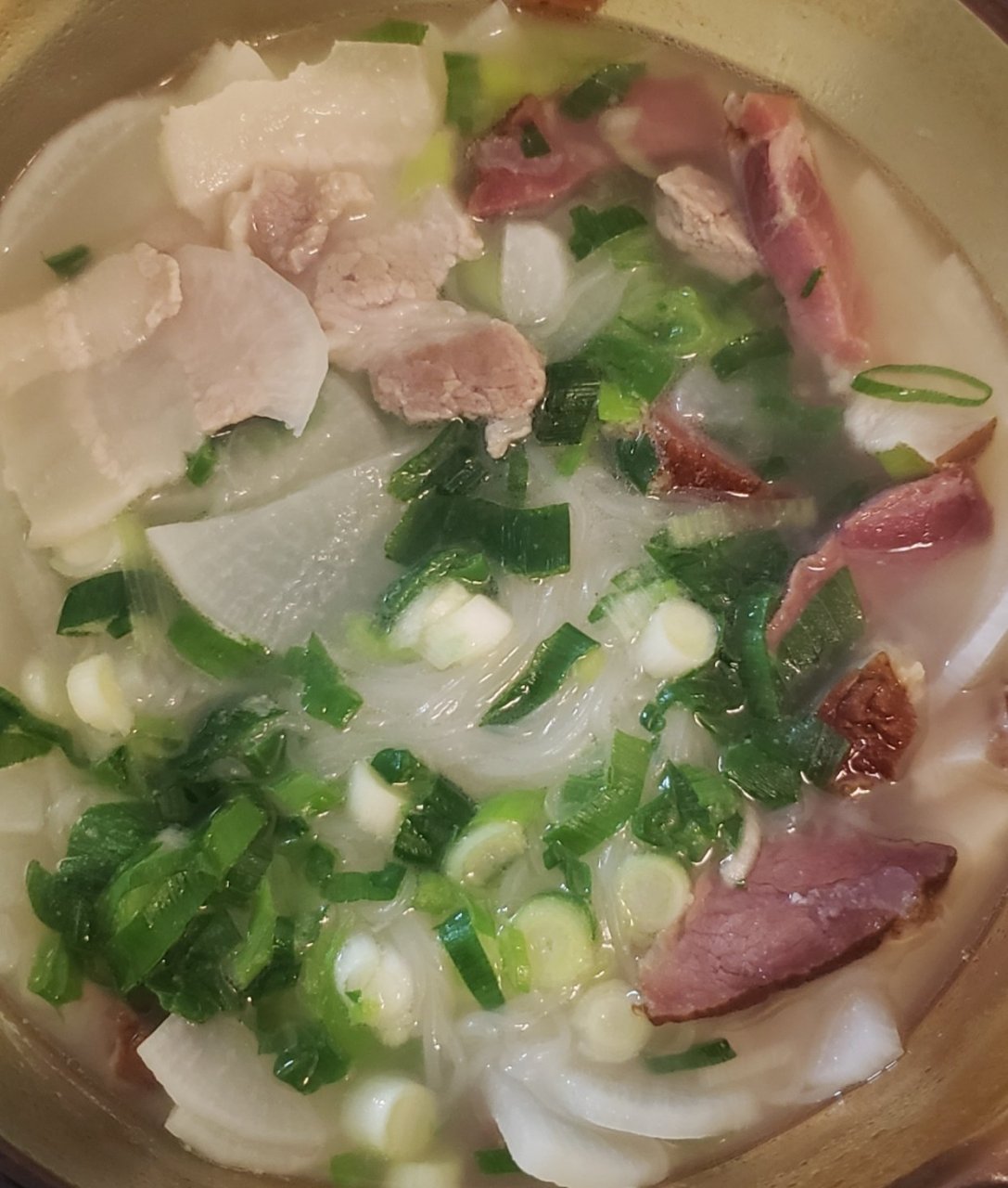 腊肉五花肉炖萝卜;杂粮粥