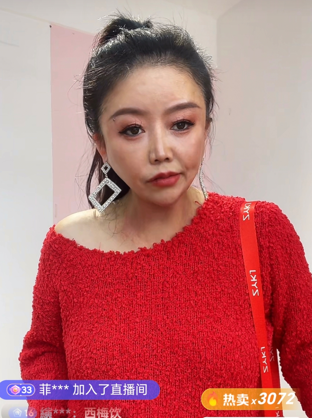 苹果姐姐的直播间人气也是节节攀升,瞧瞧那气氛,简直就是人气爆棚!