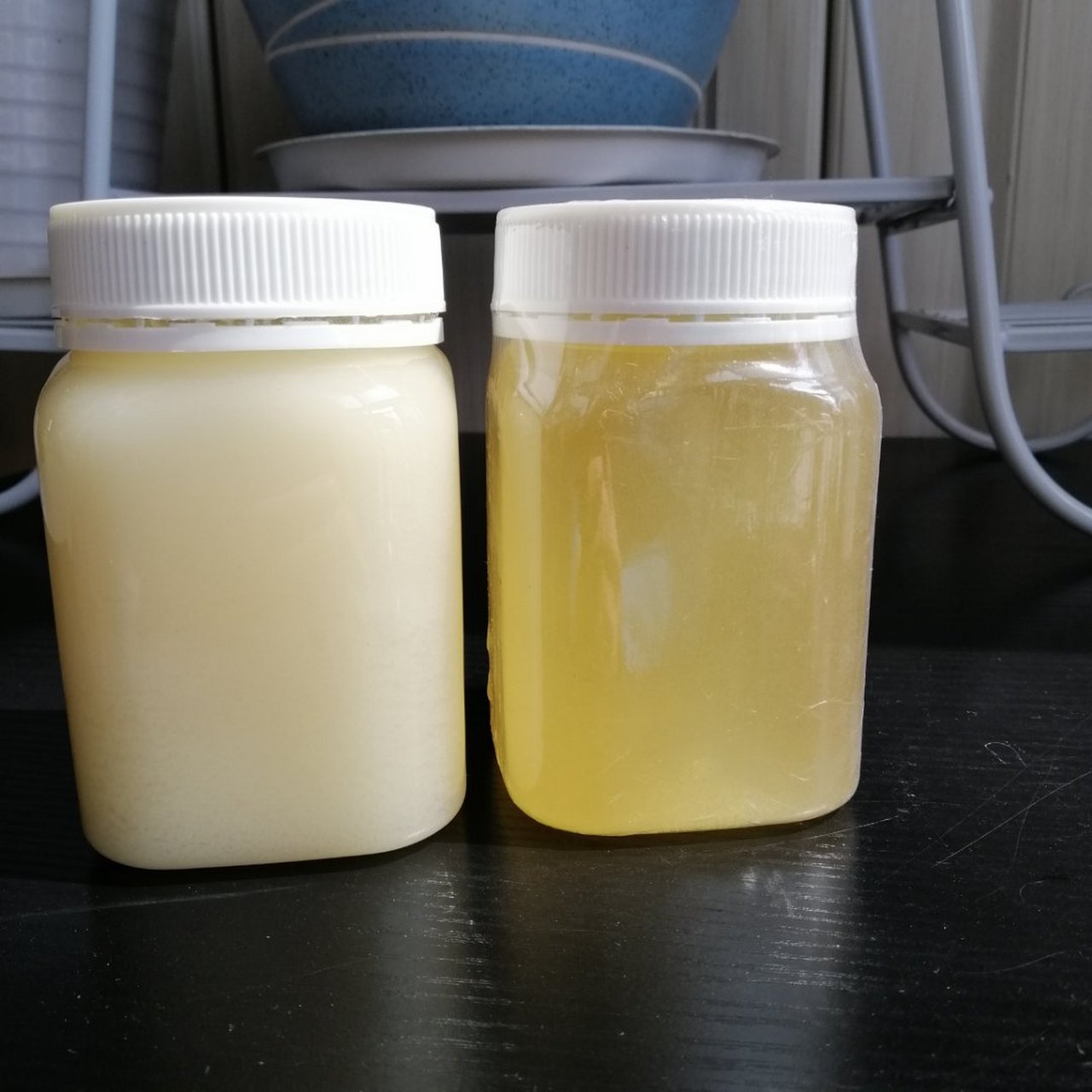 这两瓶蜂蜜都是枸杞蜜,左边是自然结晶了,而且是全结晶,右边还没有