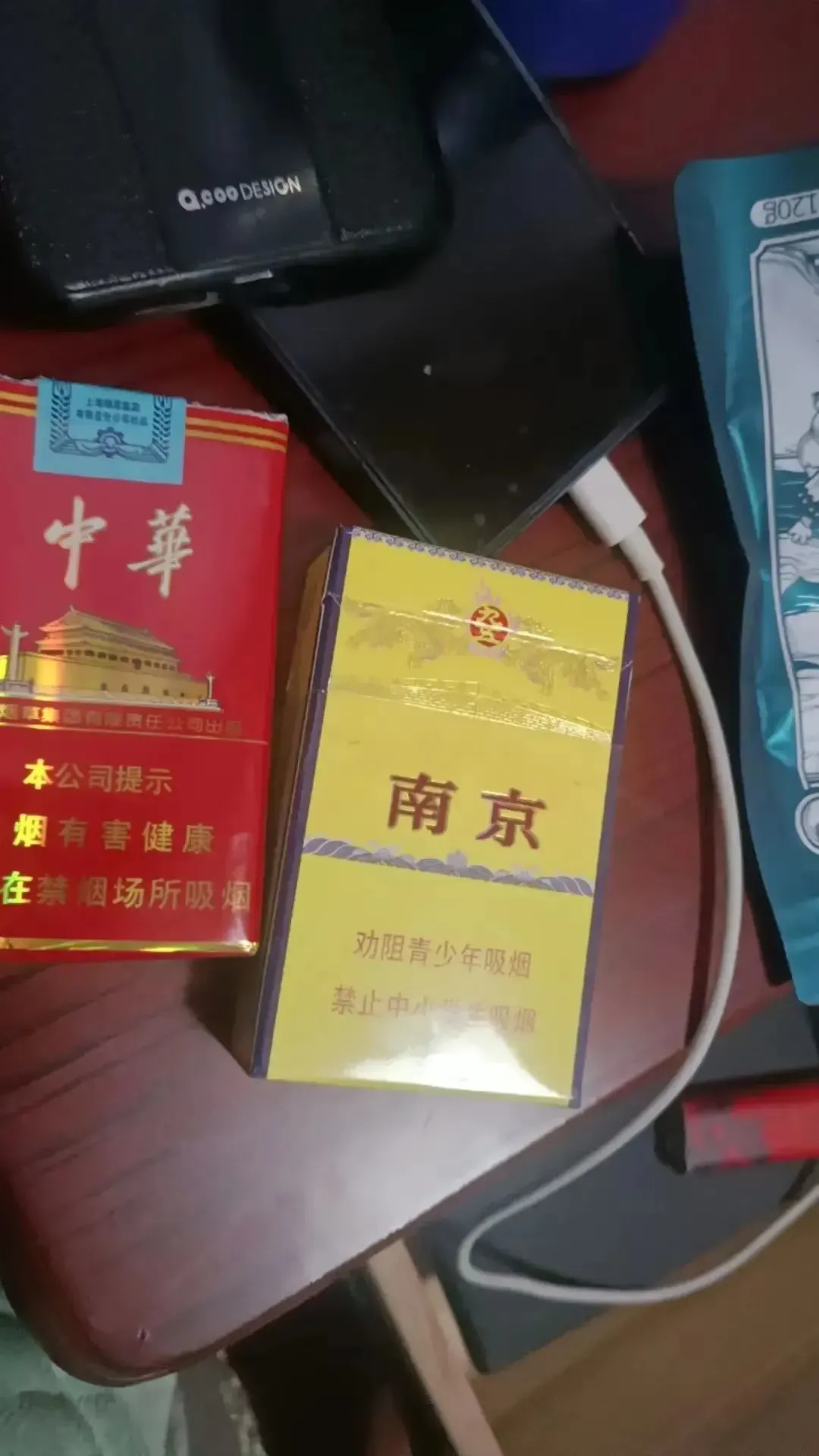 他还告诉我,红色盒子的烟每盒20元,而黄色盒子的烟每盒10元