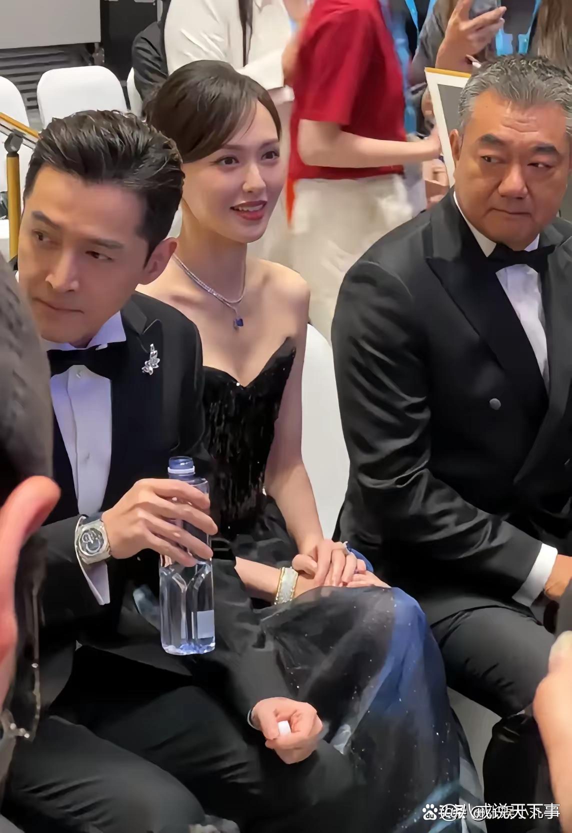 几乎每次参加活动都是在坐在一起, 唐嫣与胡歌坐在一起也表现出很舒适