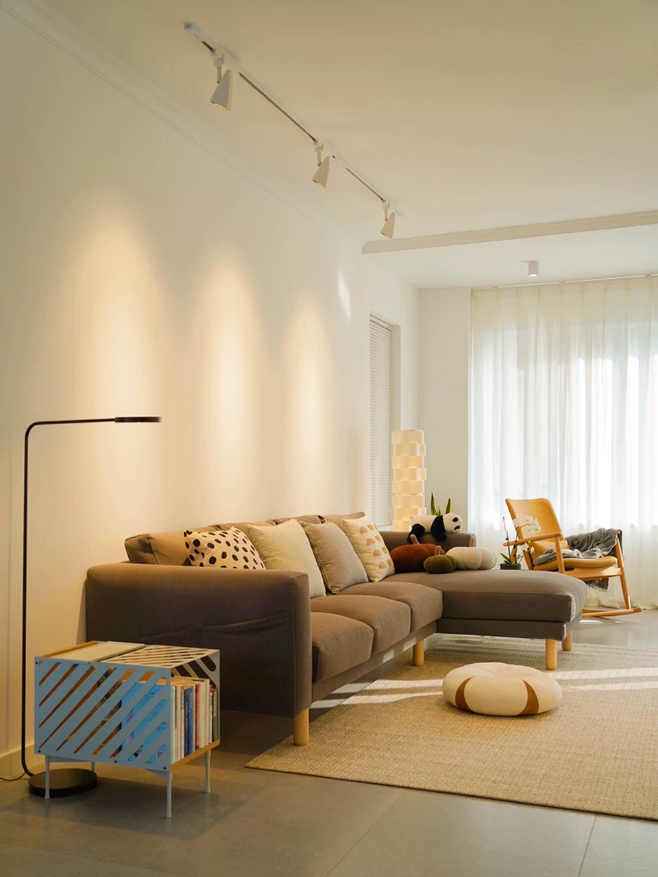 没有做电视背景墙,也没有做沙发背景墙,只刷了白色乳胶漆,搭配射灯