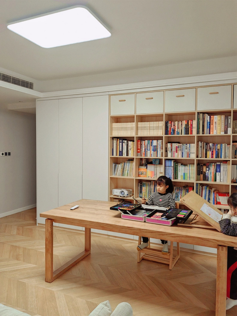 有孩子的家庭或者小户型,可以试着去客厅化,整面书墙就是背景墙,白天