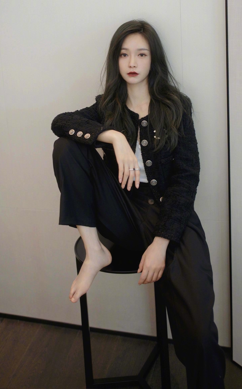 梦辰优雅坐姿真迷人,长腿交叉显气质