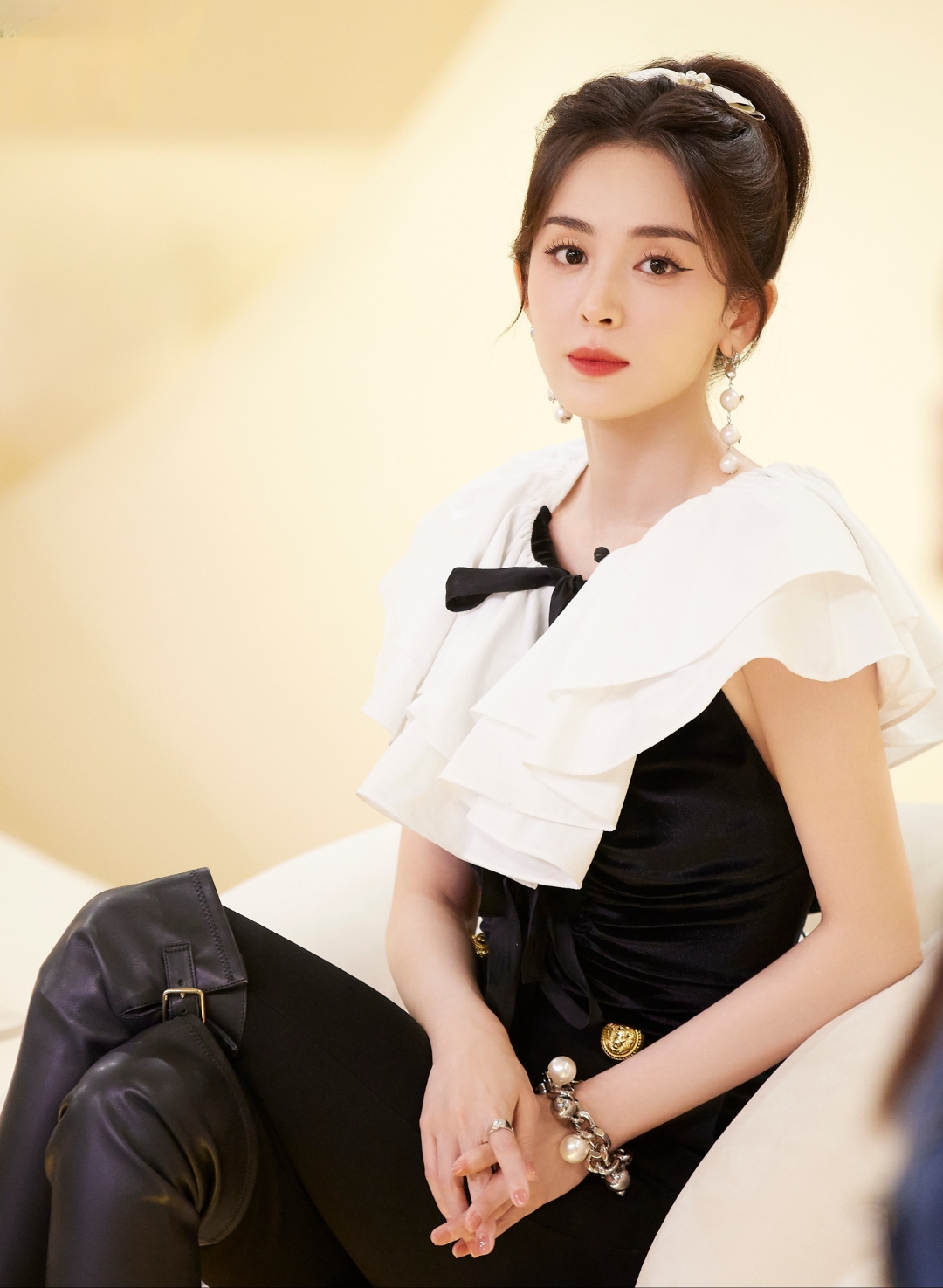 娜扎款款而来,天使容颜在暮色中流转